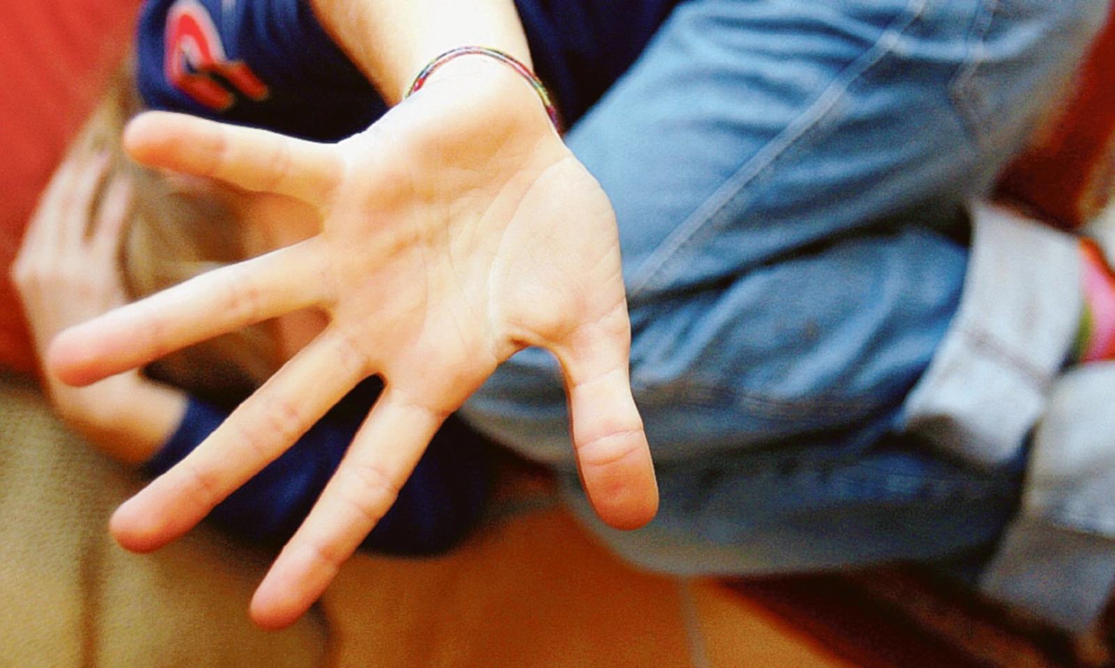 &ldquo;Aveva 30mila foto di bimbi abusati&rdquo;: se la cava con un anno