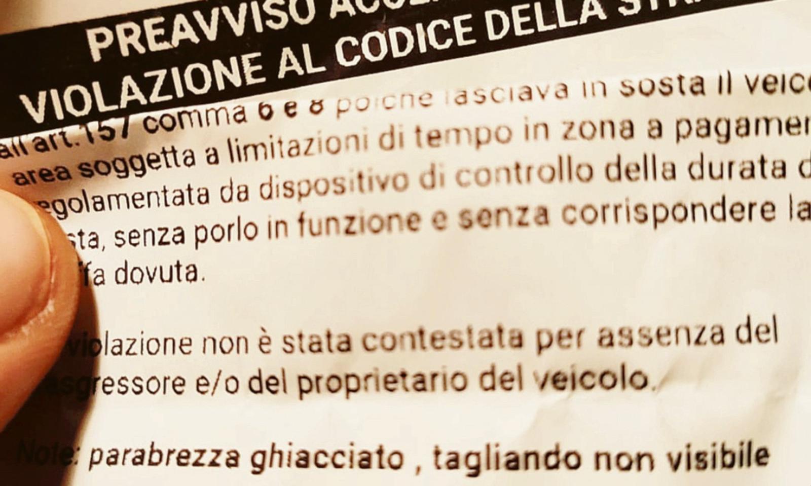 Ghiaccio sul vetro e scatta  la multa