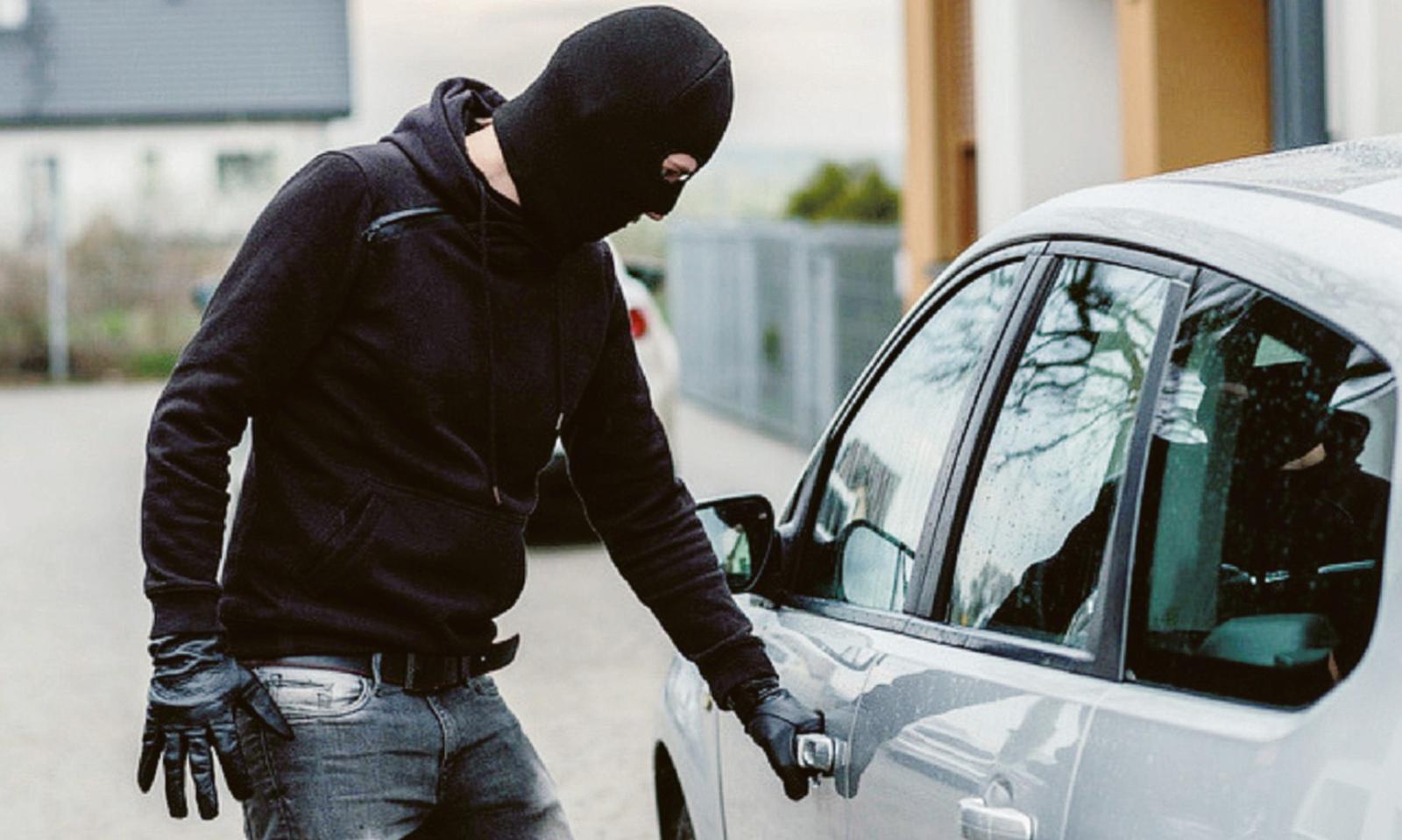 Ladri nelle corti a caccia di auto