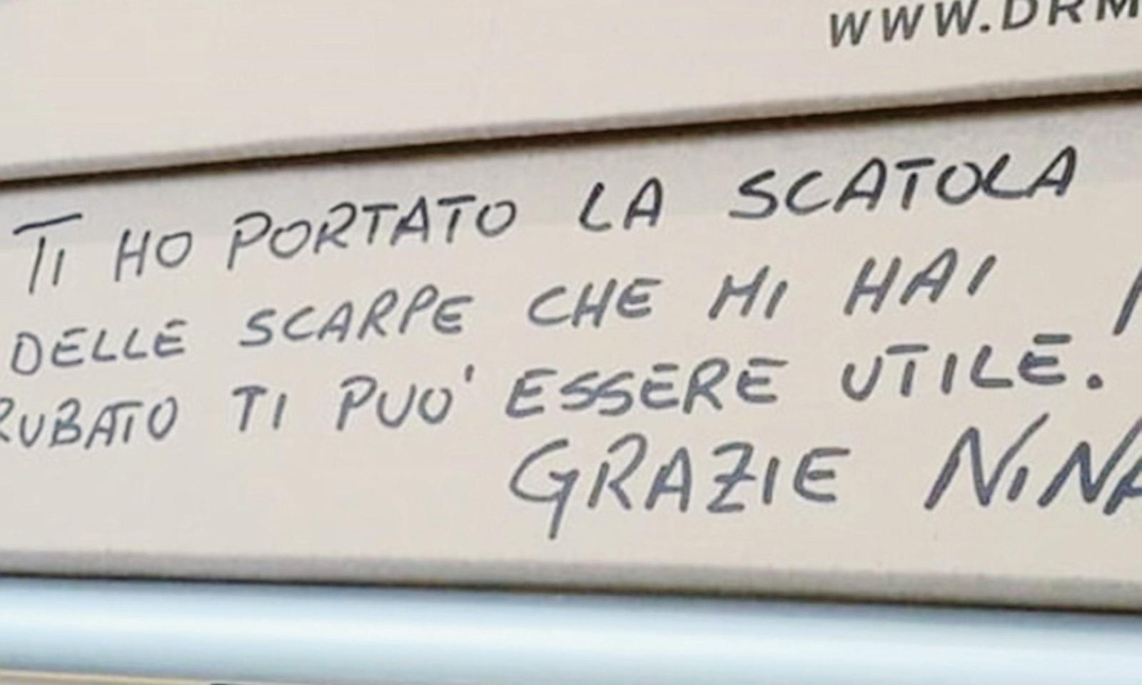 Le rubano le scarpe in piscina, un pensionato si commuove: "Gliele ricompro io"