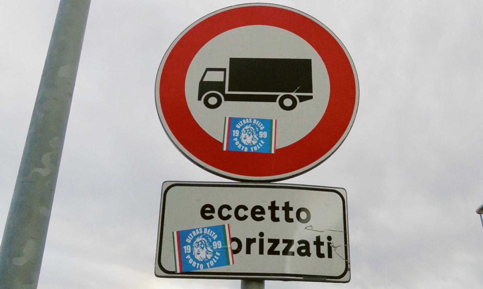 Adesivi sui cartelli: &ldquo;Chi ha sbagliato pagher&agrave;&rdquo;