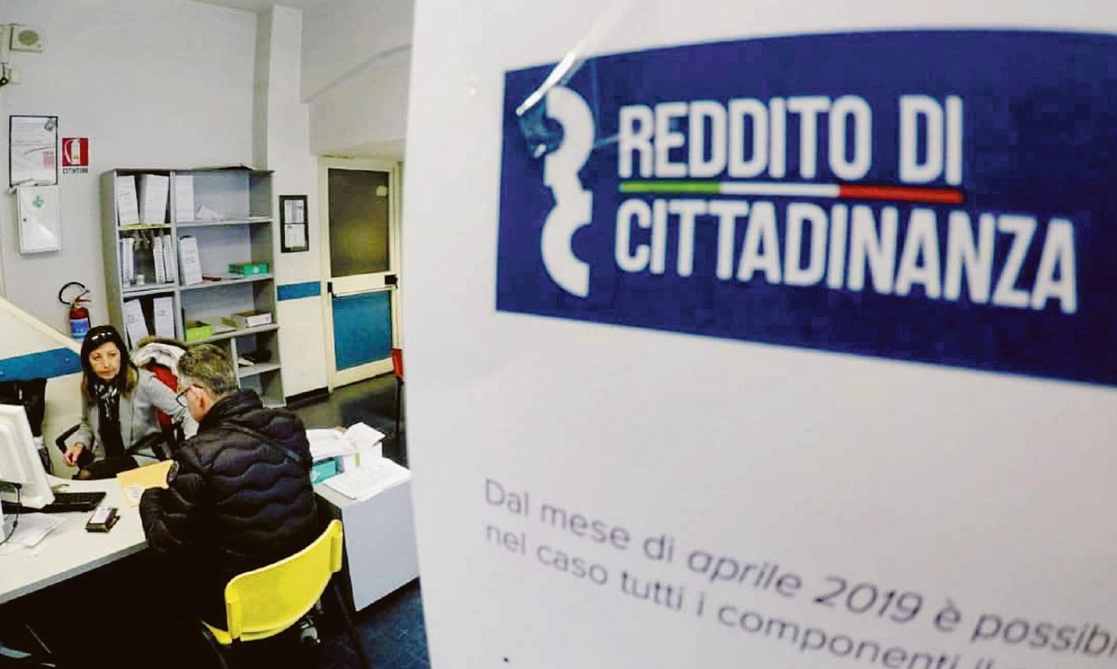 Rapinatori, spacciatori e persino residenti in Colombia. Tutti col reddito di cittadinanza