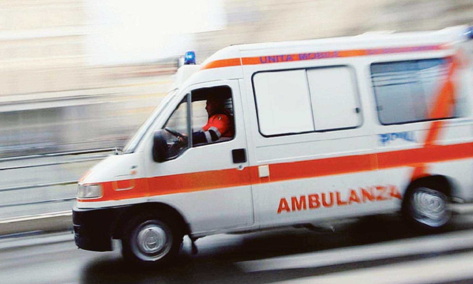 Cade in acqua rischiando di affogare, tre uomini lo salvano
