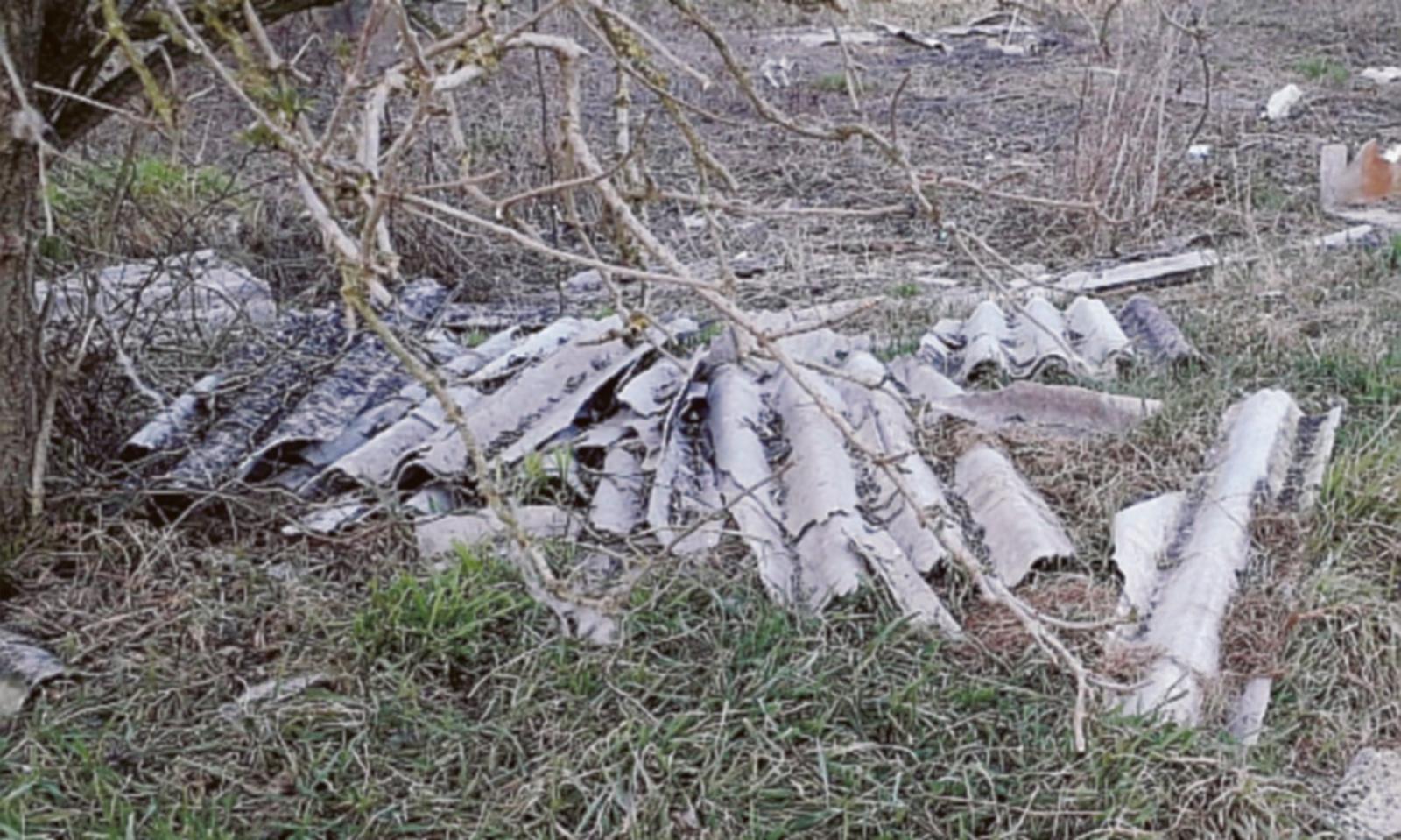 Un bancale di amianto nella golena