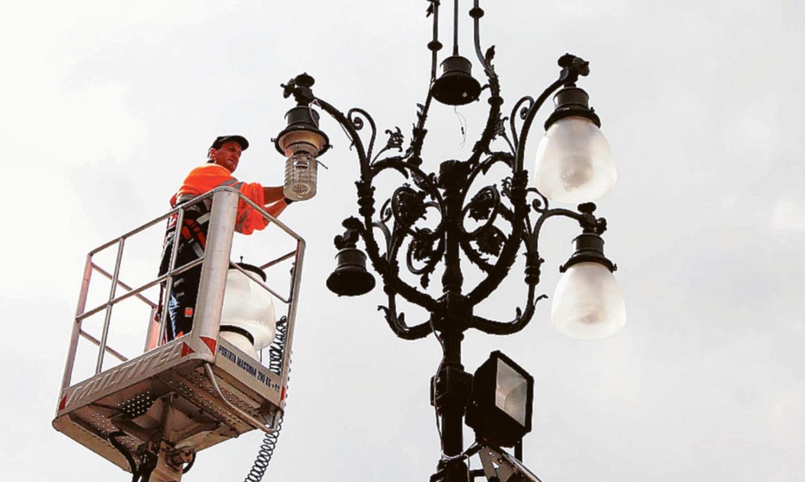 Nuovi lampioni per il paese e costi pi&ugrave; bassi