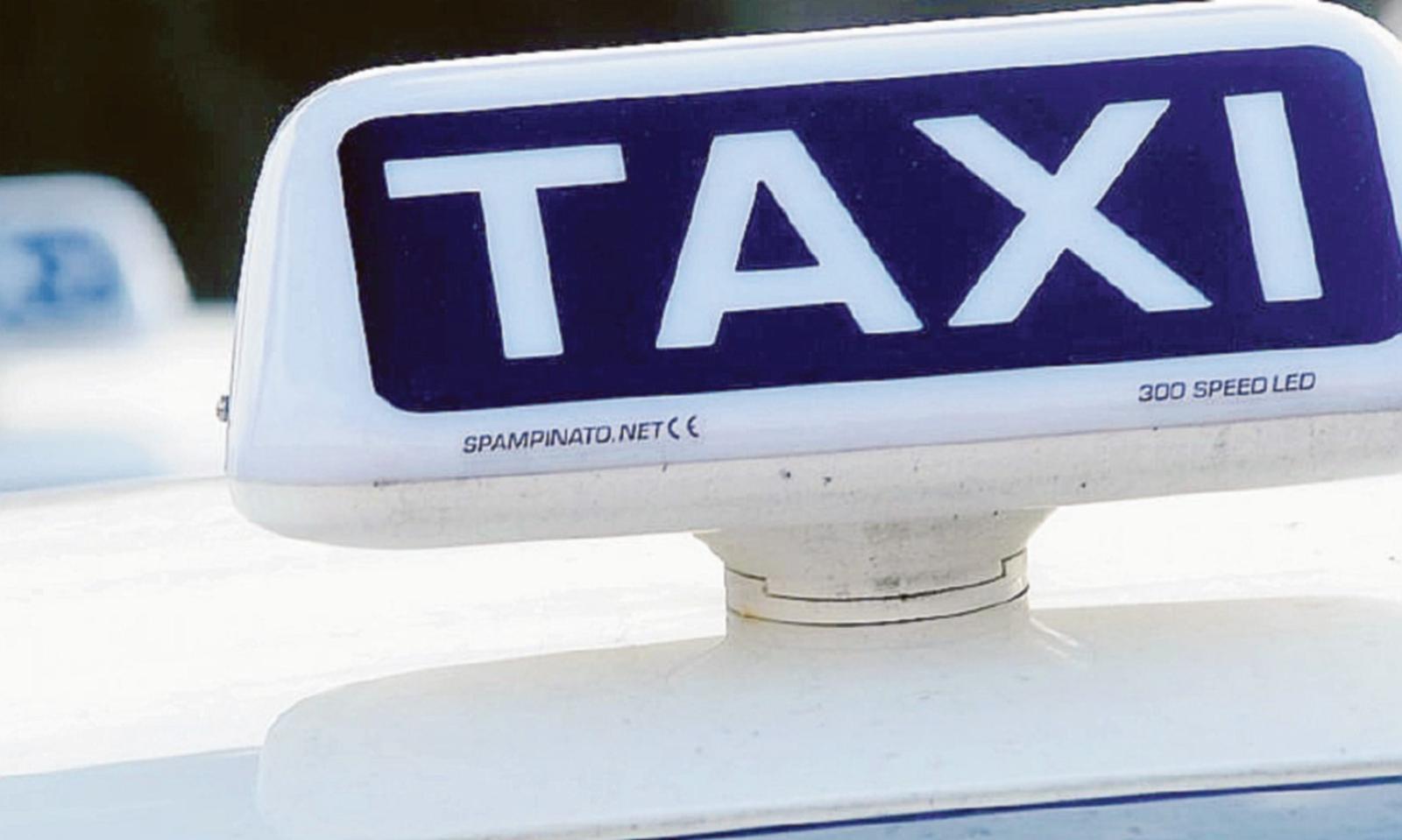 Non rispetta i turni, sospesa la licenza al tassista 