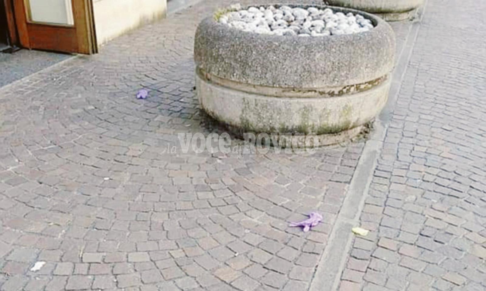 Preziose protezioni gettate a terra