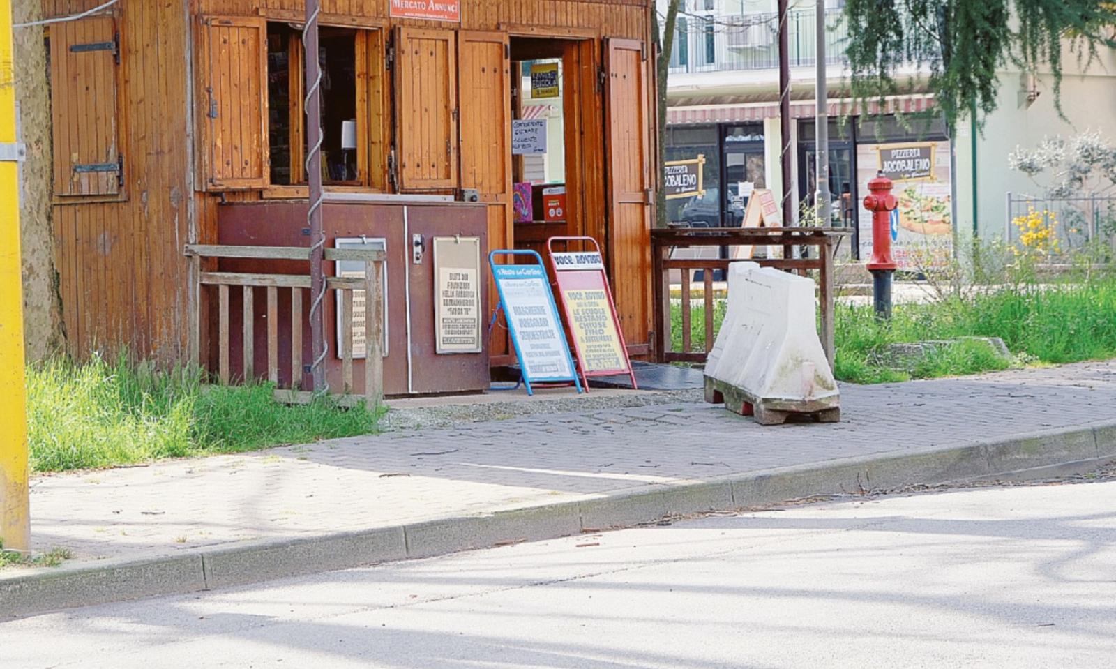 Cade sul marciapiede rovinato