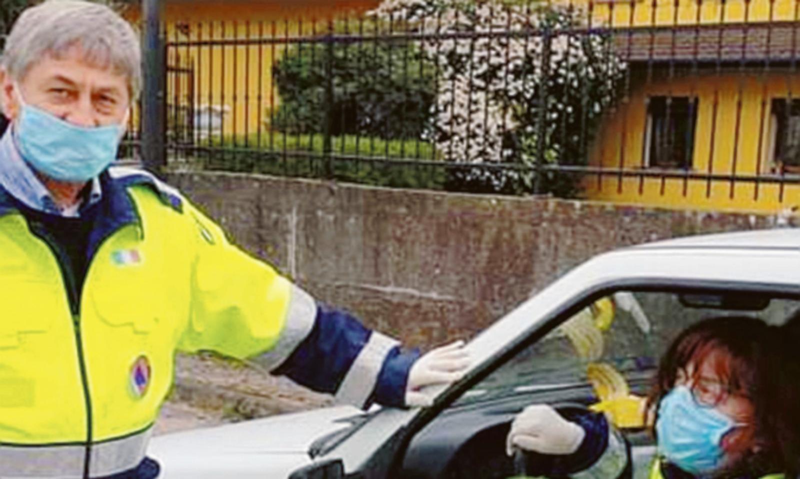 Il sindaco in strada insieme ai volontari per rassicurare e dare un segno di vicinanza