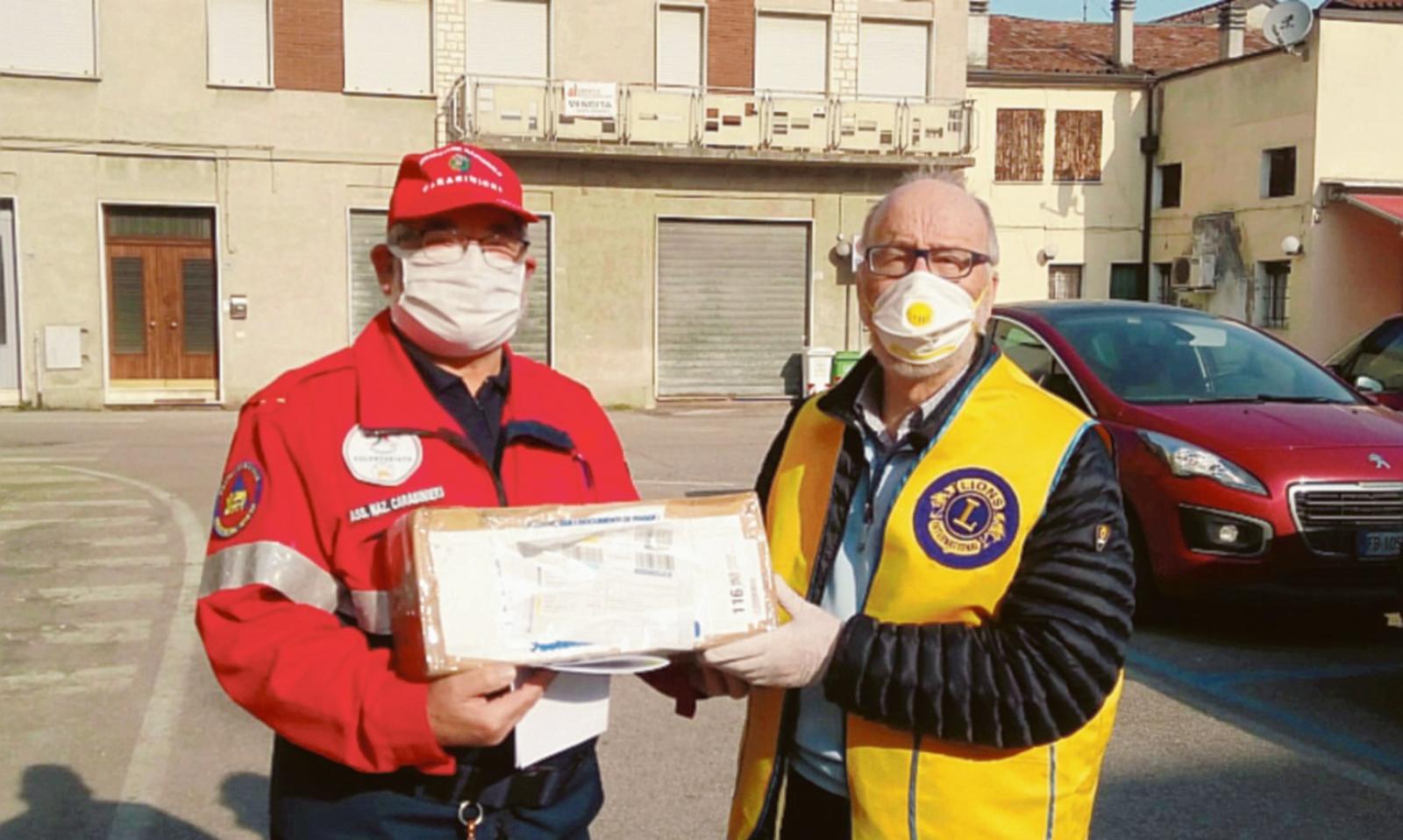 Il dono che restituisce la vista: un bastone contro le insidie della strada