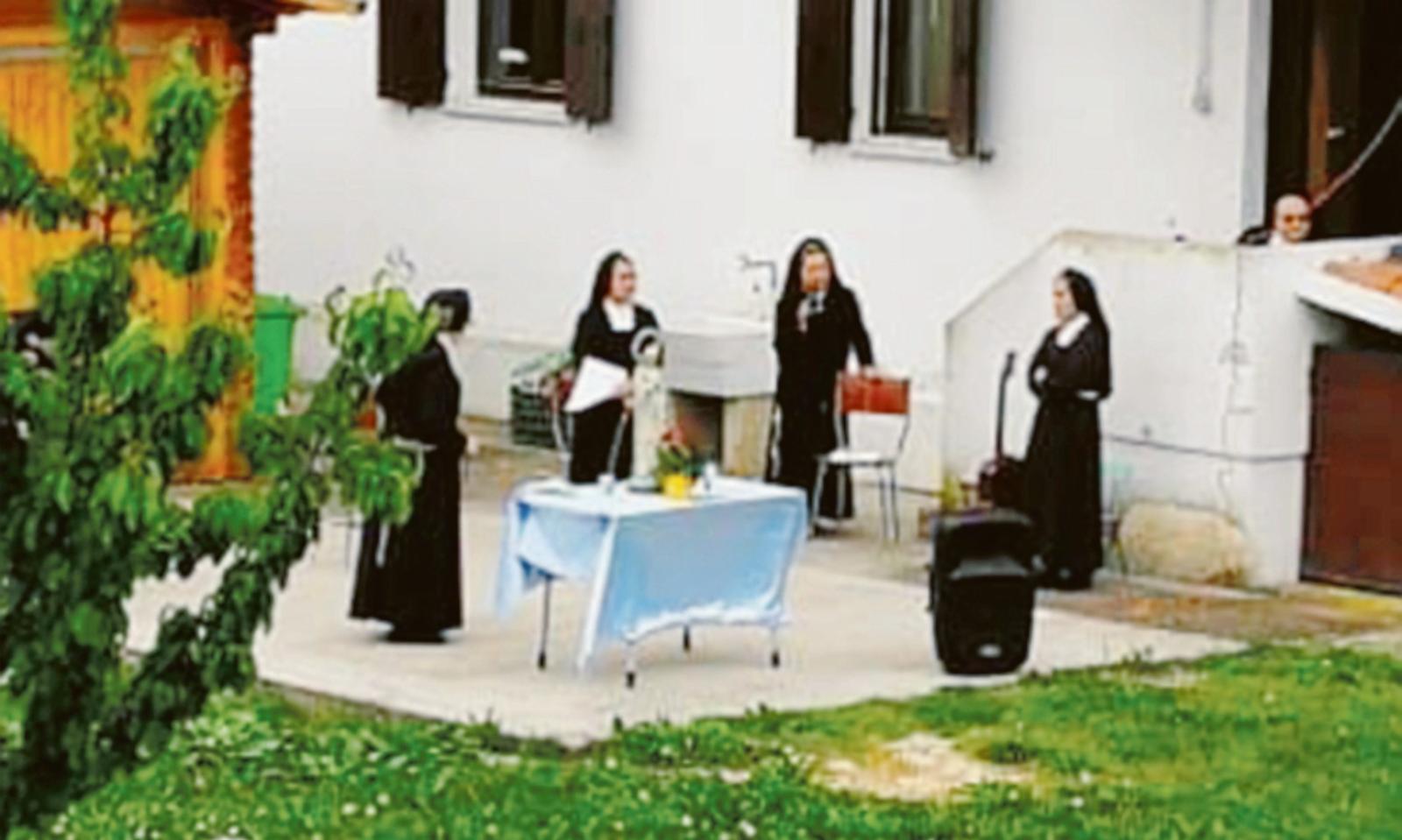 Le suore pregano Maria, rosario cantato dal cortile