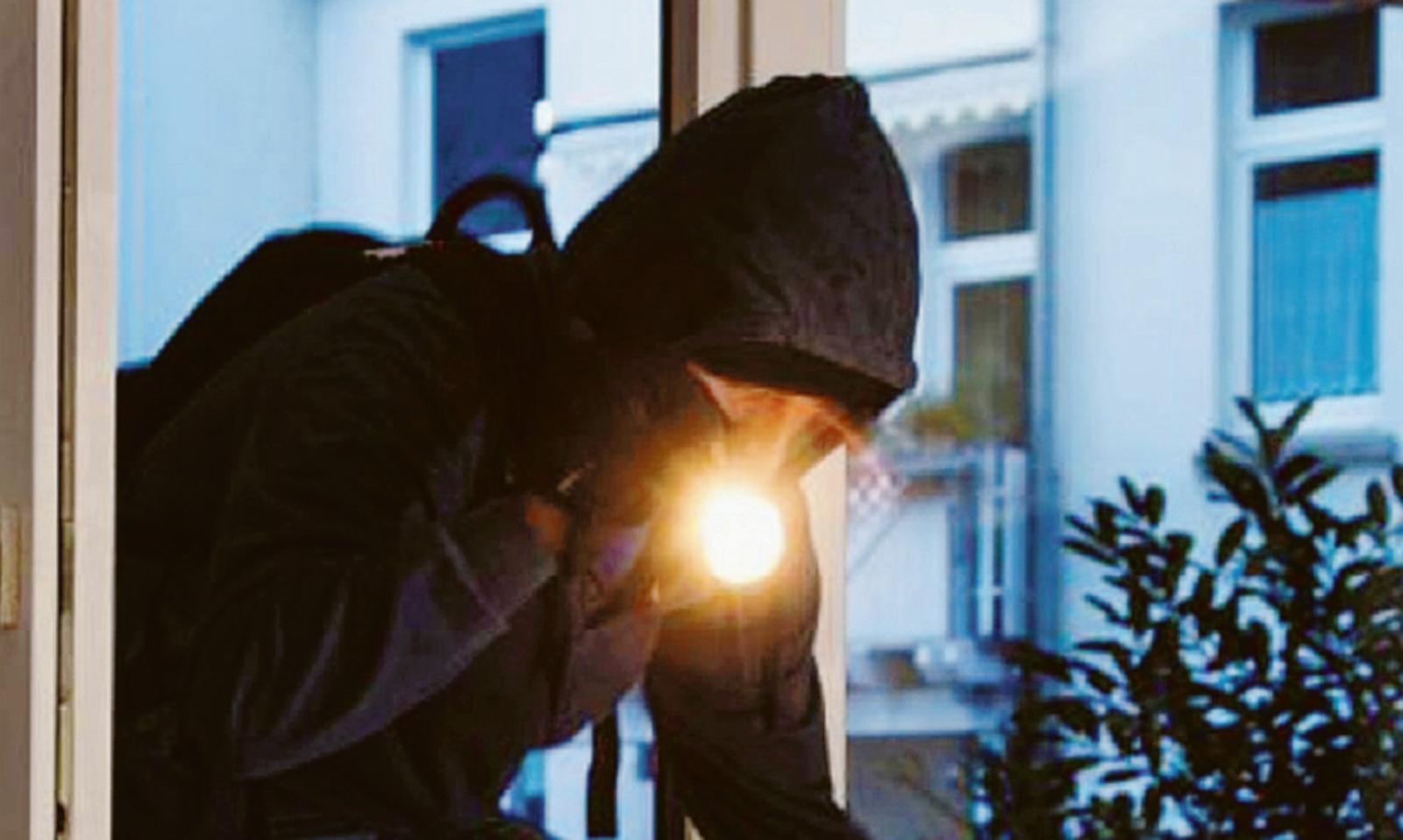 Incredibile: i ladri smontano persino i mobili e il tetto