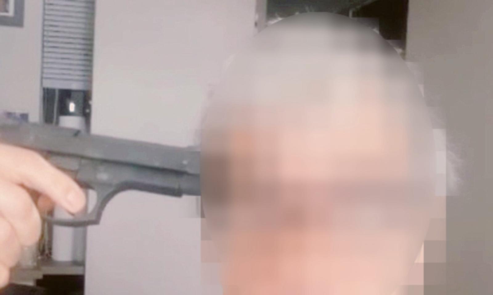 &ldquo;Volete il suicidio in diretta&rdquo;? Non pu&ograve; riaprire, esercente estrae la pistola durante il video