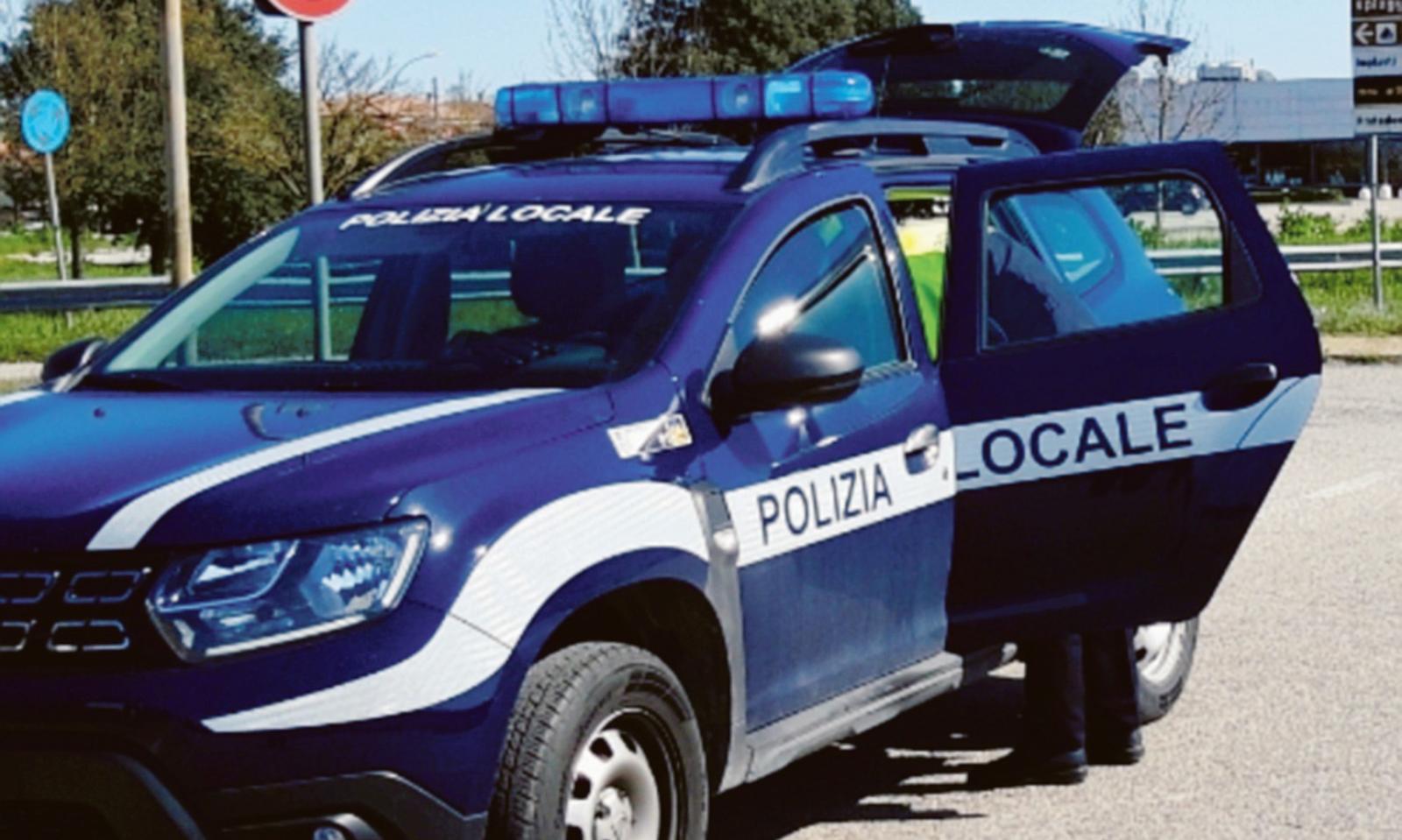 5 in auto senza mascherina, stangata da 2mila euro