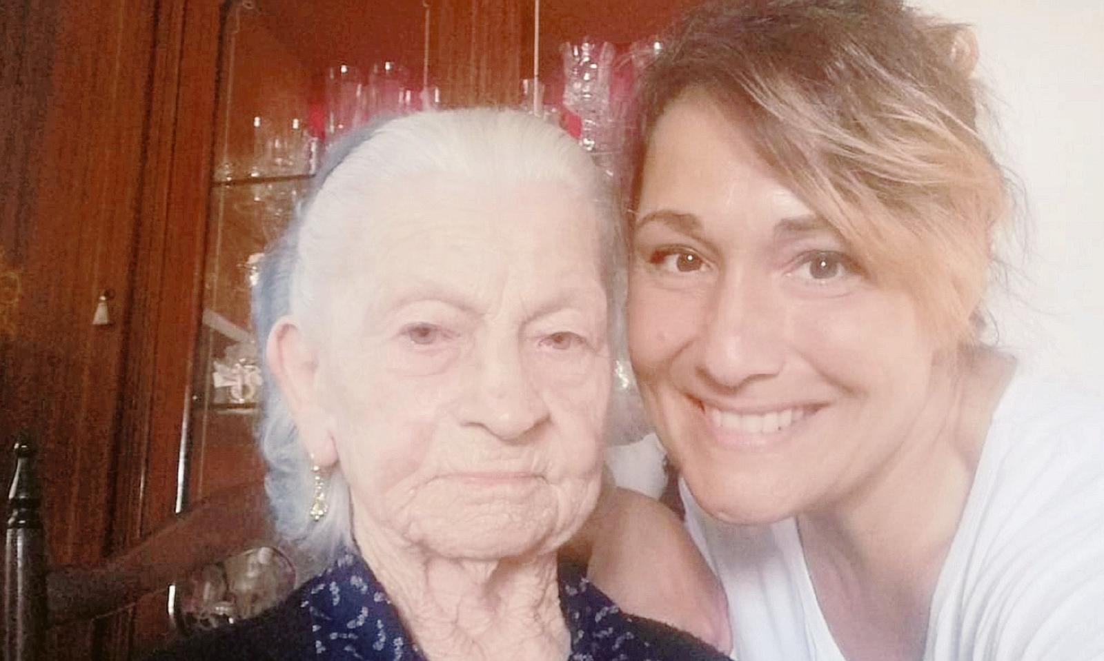 E' rimasta con gli anziani che assisteva, entrambi positivi. Lui non ce l'ha fatta. L'angoscia e la lotta