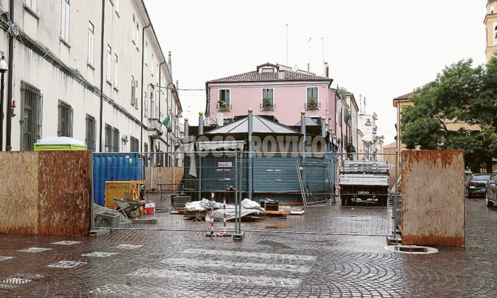 Il chiosco &egrave; circondato: si smonta