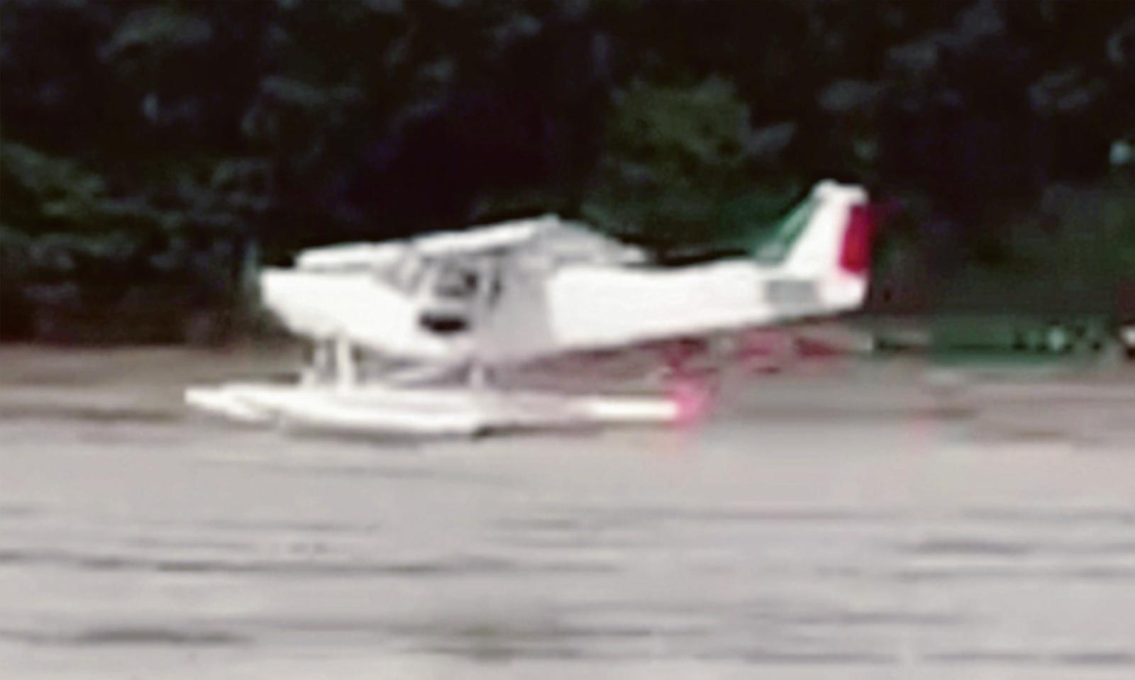 Un idrovolante atterra... sul Po