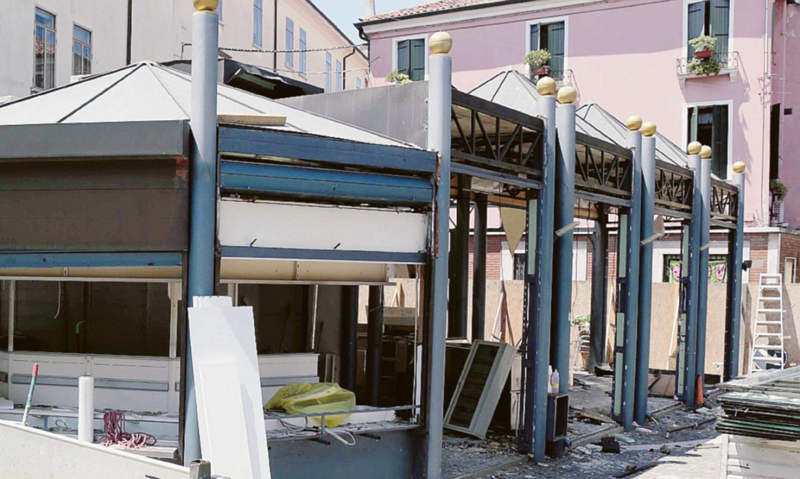 Chiosco scheletrico, fine vicina