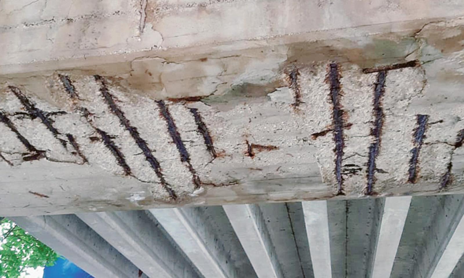 Il ponte cade a pezzi. Stop al traffico e verifiche