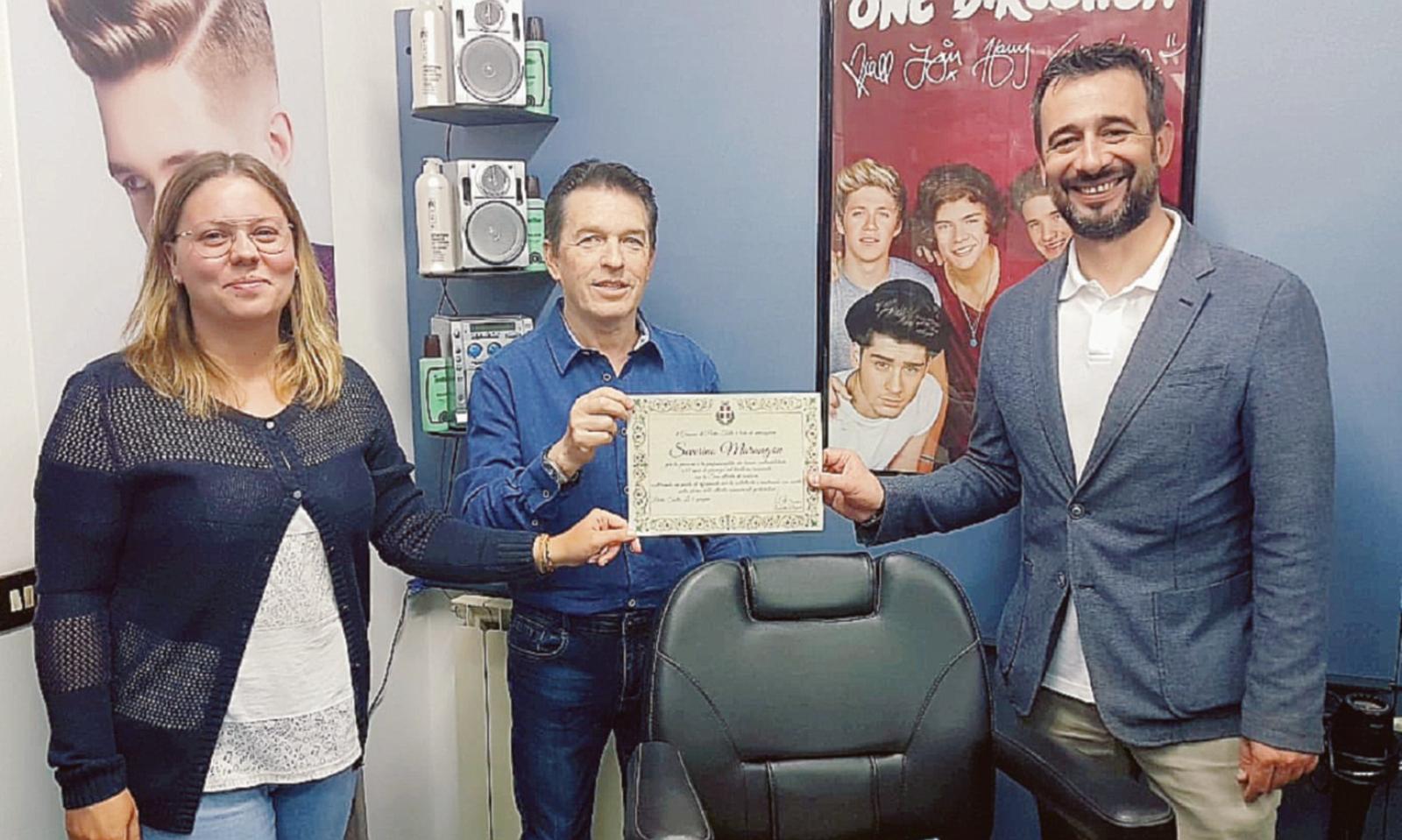 Va in pensione lo storico barbiere del paese