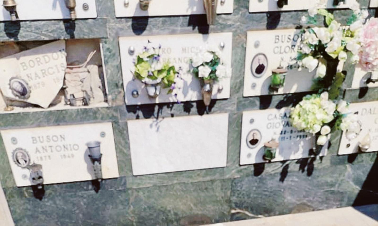 Loculo distrutto al cimitero: sconcerto e rabbia