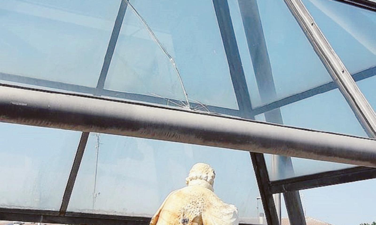 Incursione dei vandali: danneggiata la piramide