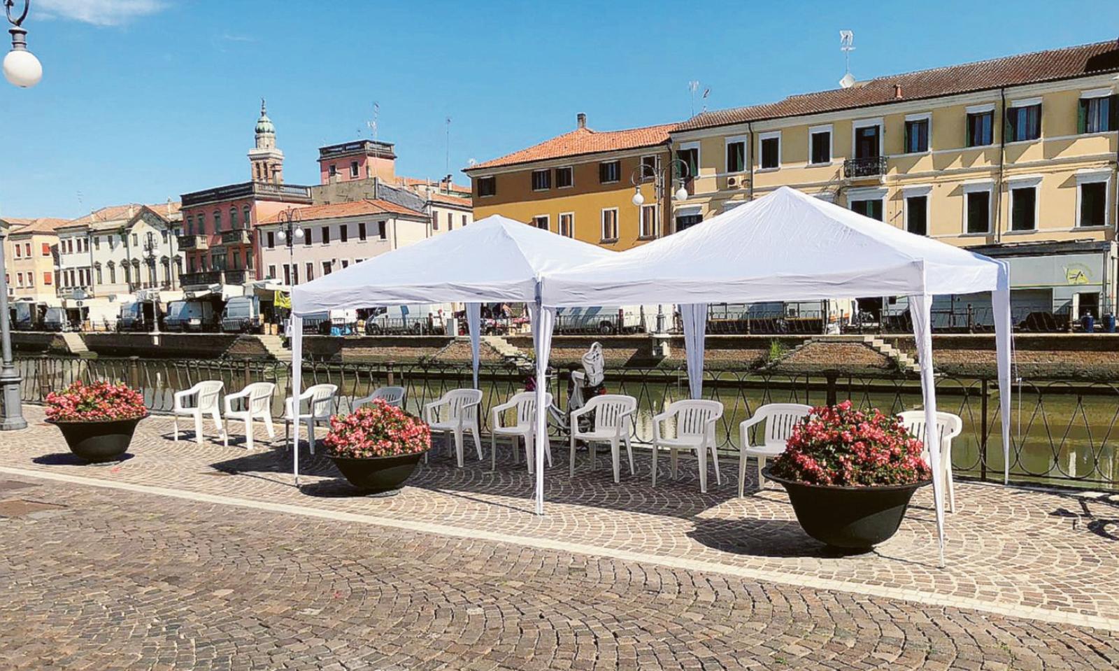 Gazebo e sedie sotto il sole cocente
