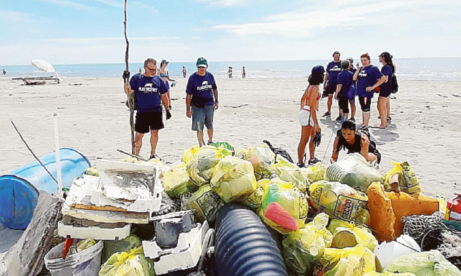 40 angeli ripuliscono la nostra spiaggia