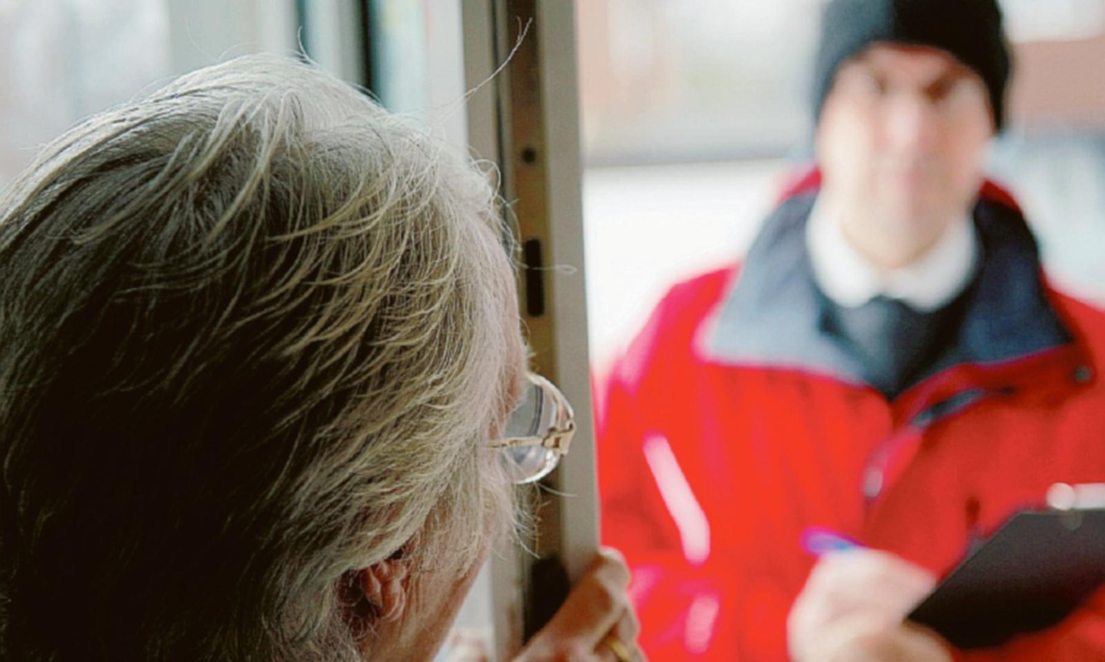 Finti tecnici dell'acqua tentano la truffa e lasciano l'anziana sotto shock
