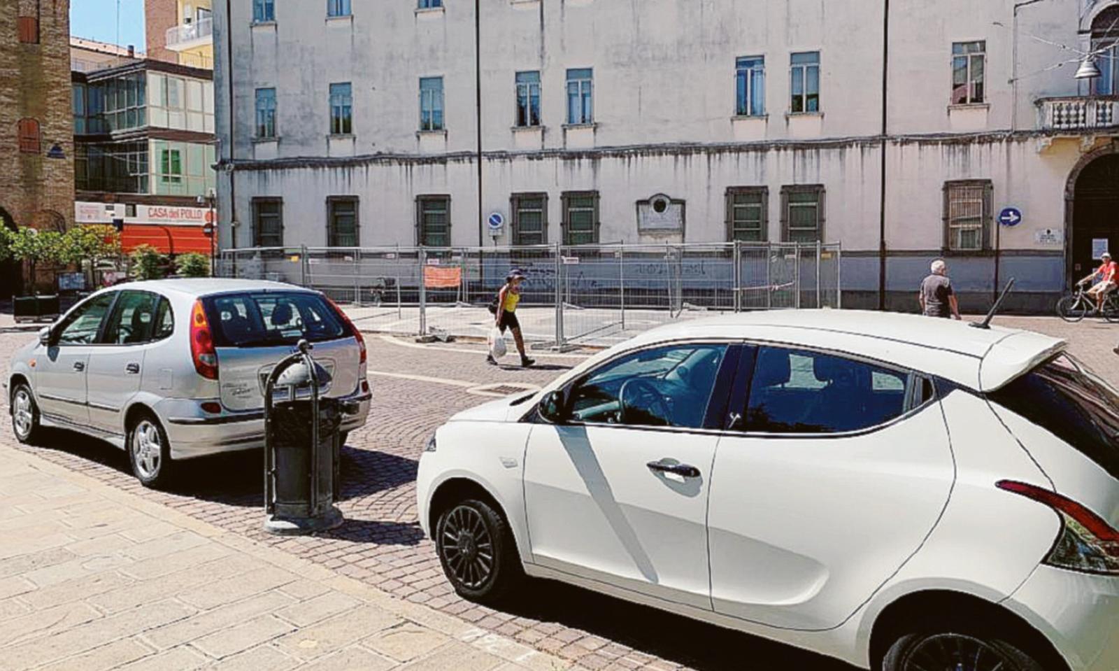 Cartoline dalla piazza, con lamiere