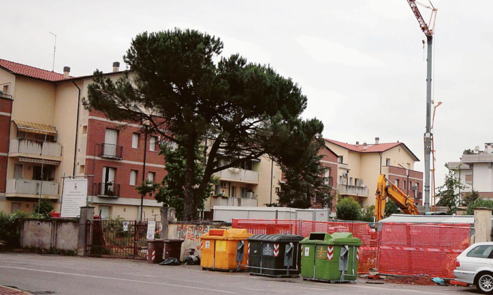 Sola, invalida e senza ascensore da settimane. ll drammatico racconto