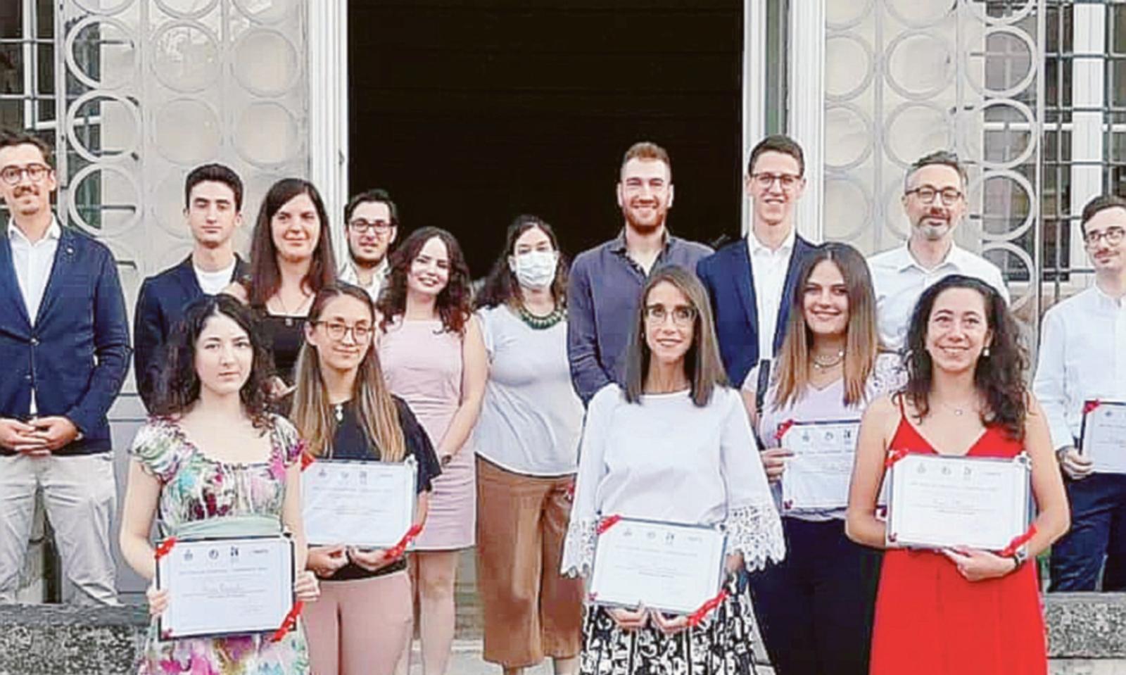 Alloro e festa per il traguardo: la grande festa per i neolaureati