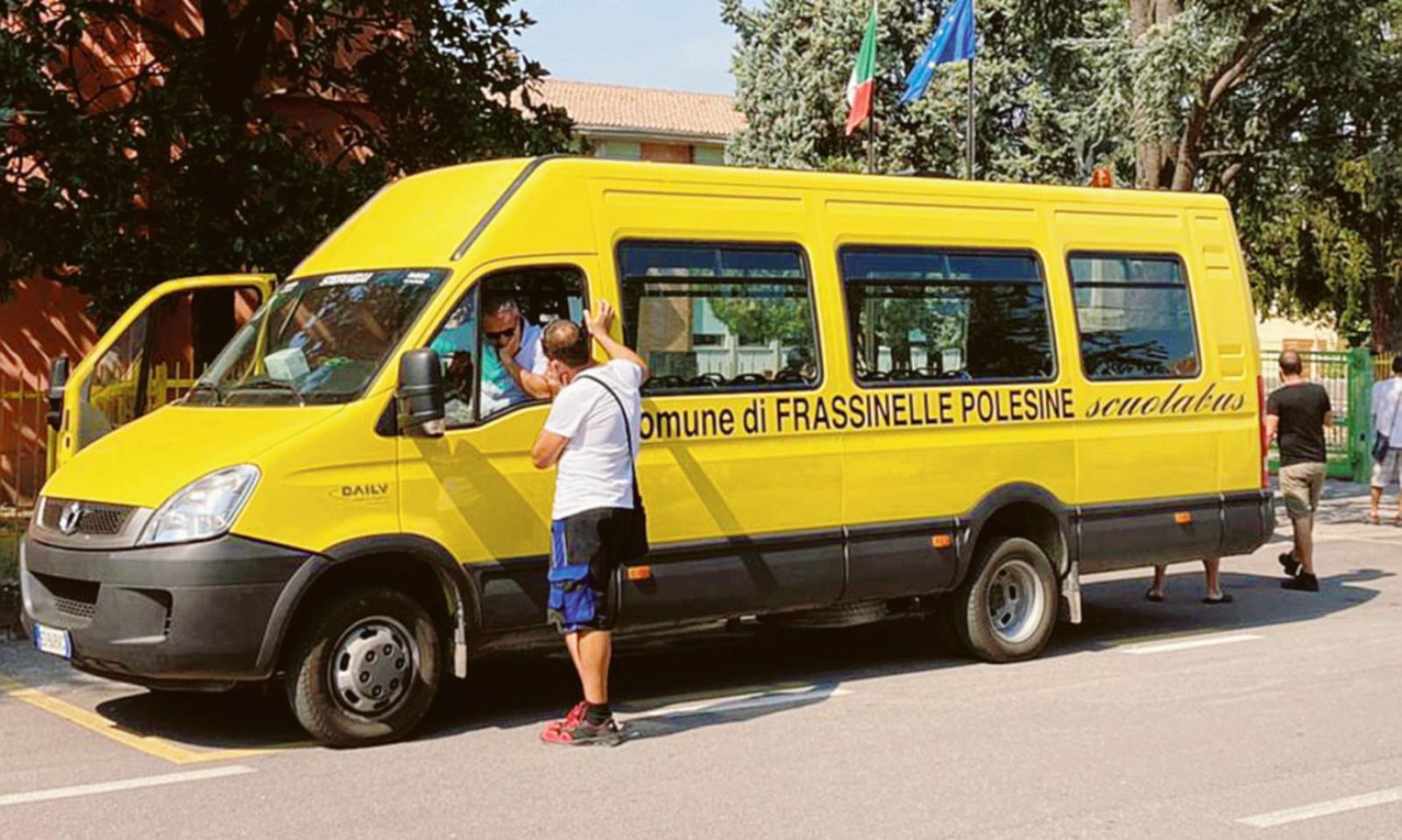 Manca un autista, il sindaco si mette alla guida dello scuolabus