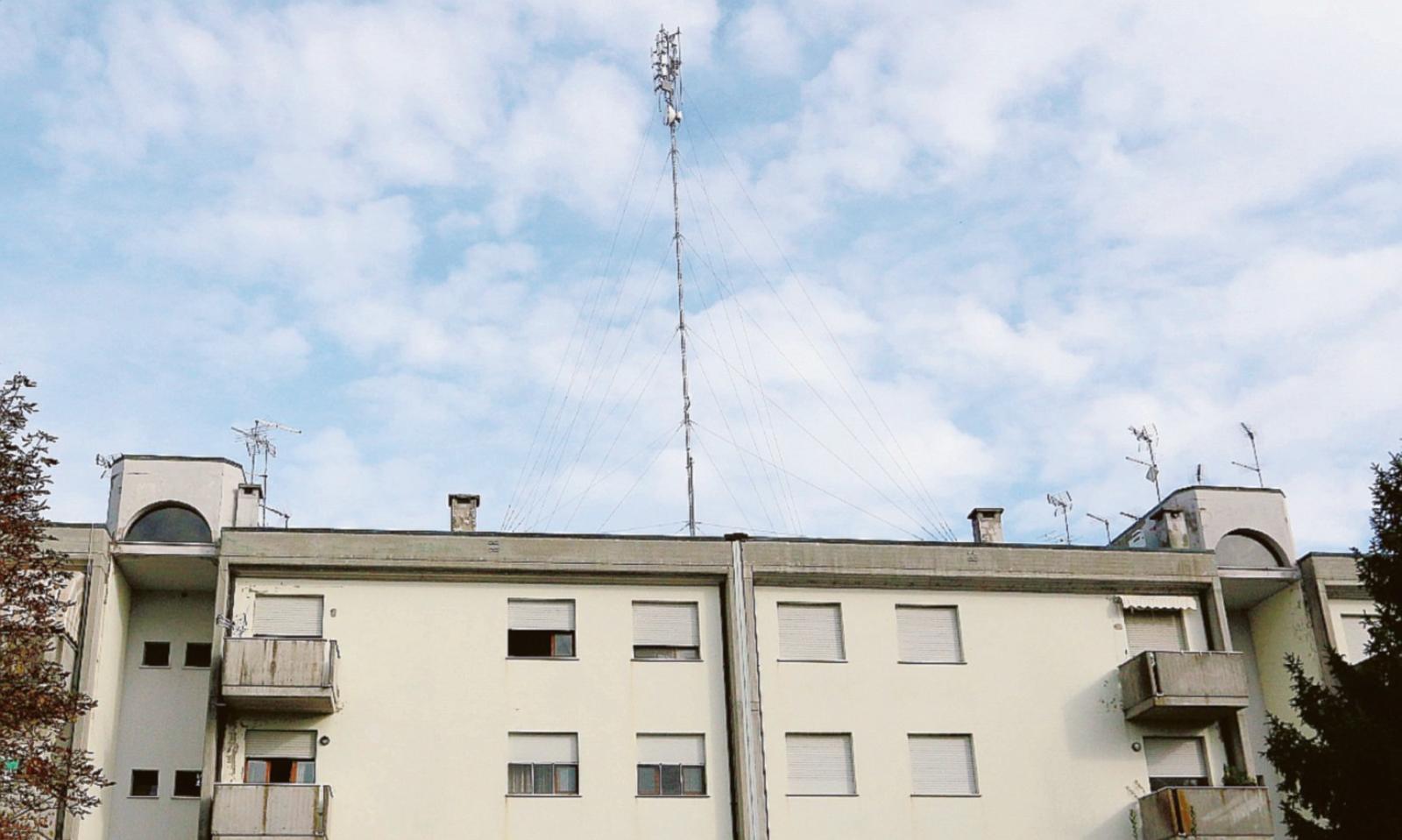 &ldquo;Antenna 5G abusiva sul palazzo in centro abitato&rdquo;