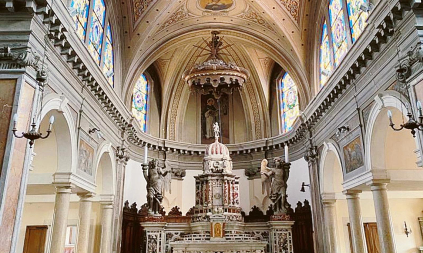 Parte la sistemazione della chiesa. Niente messa per un po'