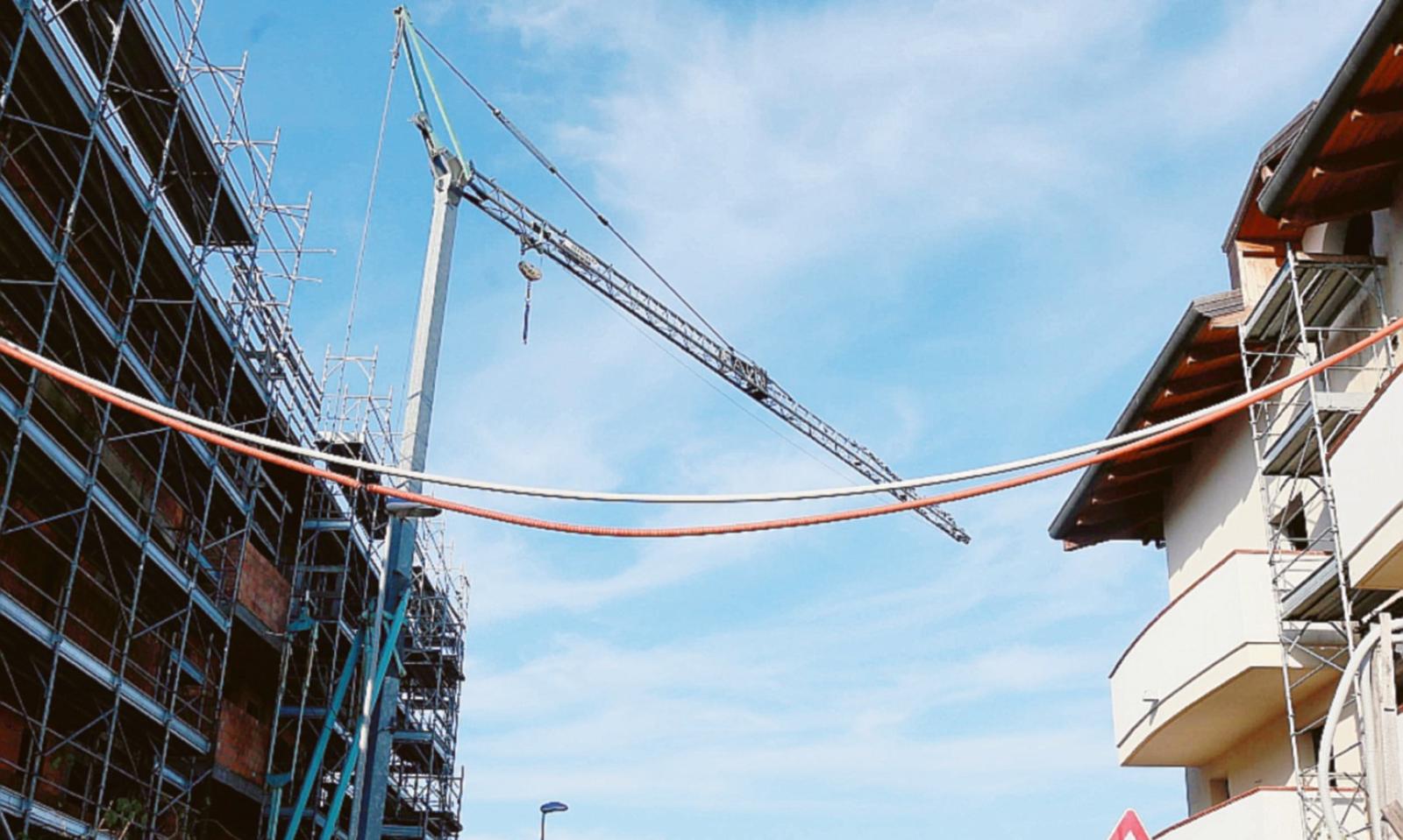 La grande gru &egrave; ancora l&igrave;. L'ordinanza per la rimozione risale al 2016