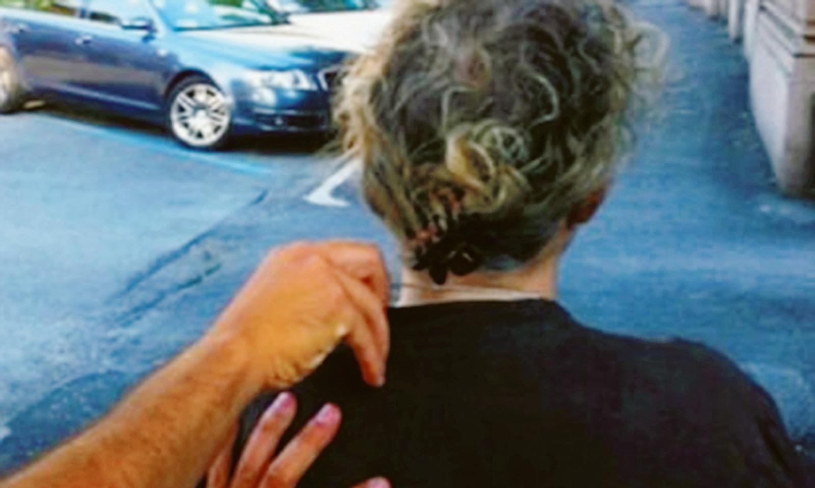 E' successo ancora: abbracciano un'anziana e la derubano