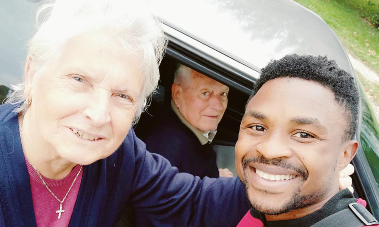 Pugile dal cuore d'oro aiuta due nonni rimasti a piedi