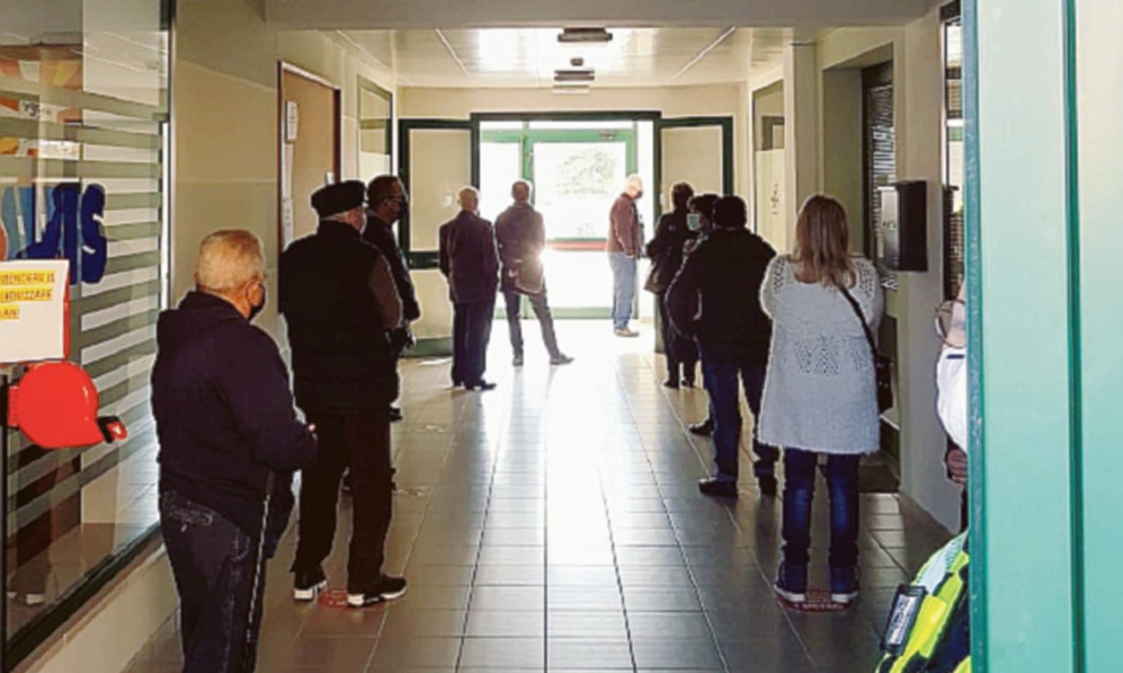 Ressa al centro vaccini, arrivano i carabinieri 