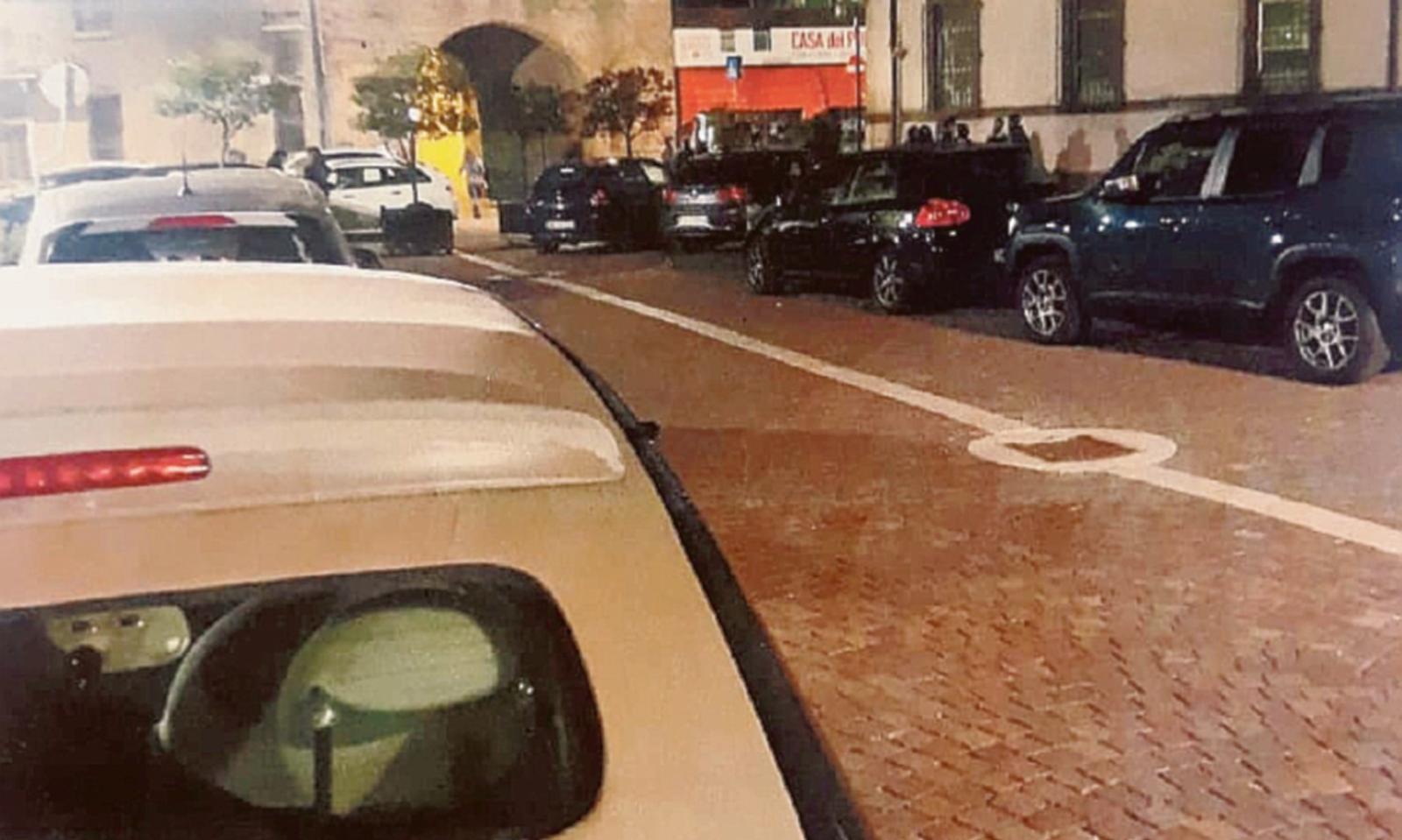 L&rsquo;area dell&rsquo;ex chiosco ora &egrave; invasa dalle auto