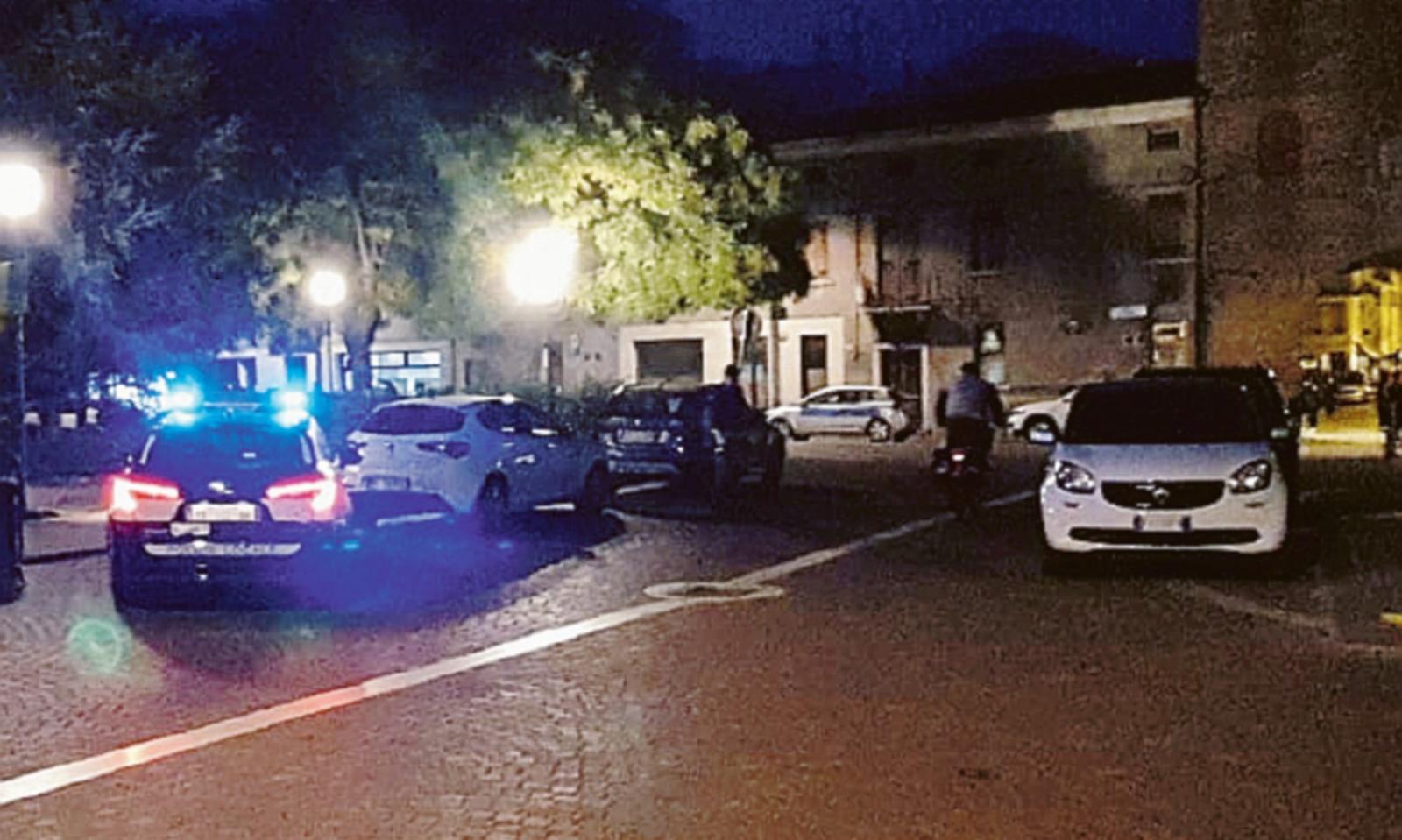 Parcheggio selvaggio arrivano vigili e multe in piazza Merlin