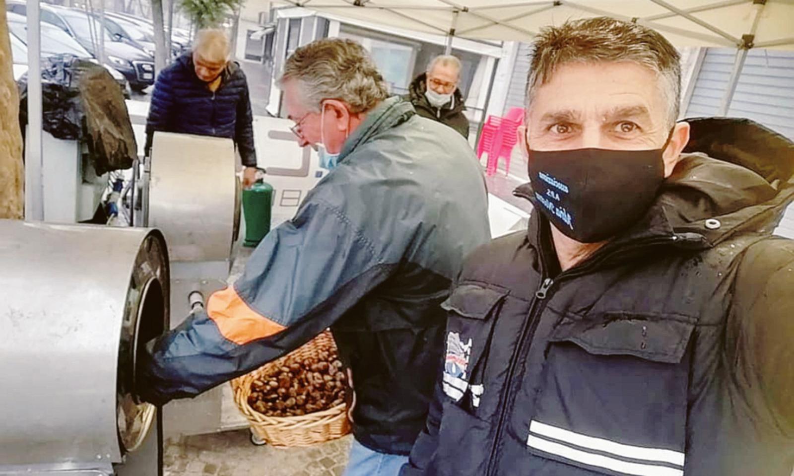 I volontari della castagnata: serviti 15 chili di castagne 