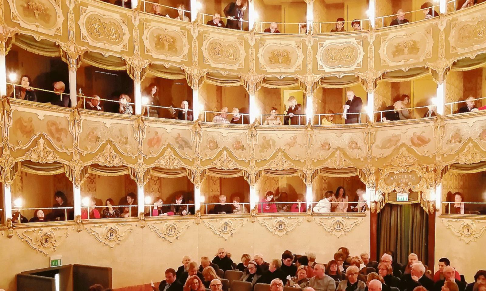 "Teatro per tutti": In scena la commedia "Che spirito, me suocera!"