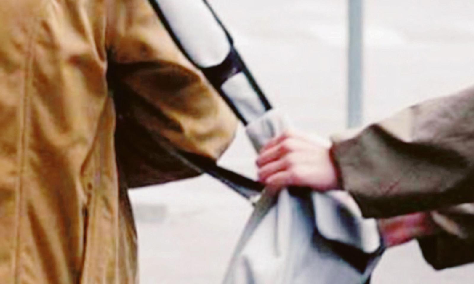 Anziana derubata accusa un malore e muore