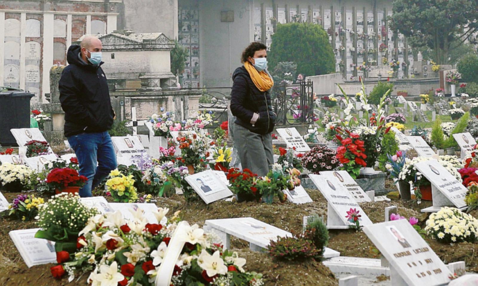 L&rsquo;omaggio ai defunti non si ferma. Folla ordinata e rispettosa, controlli all'ingresso