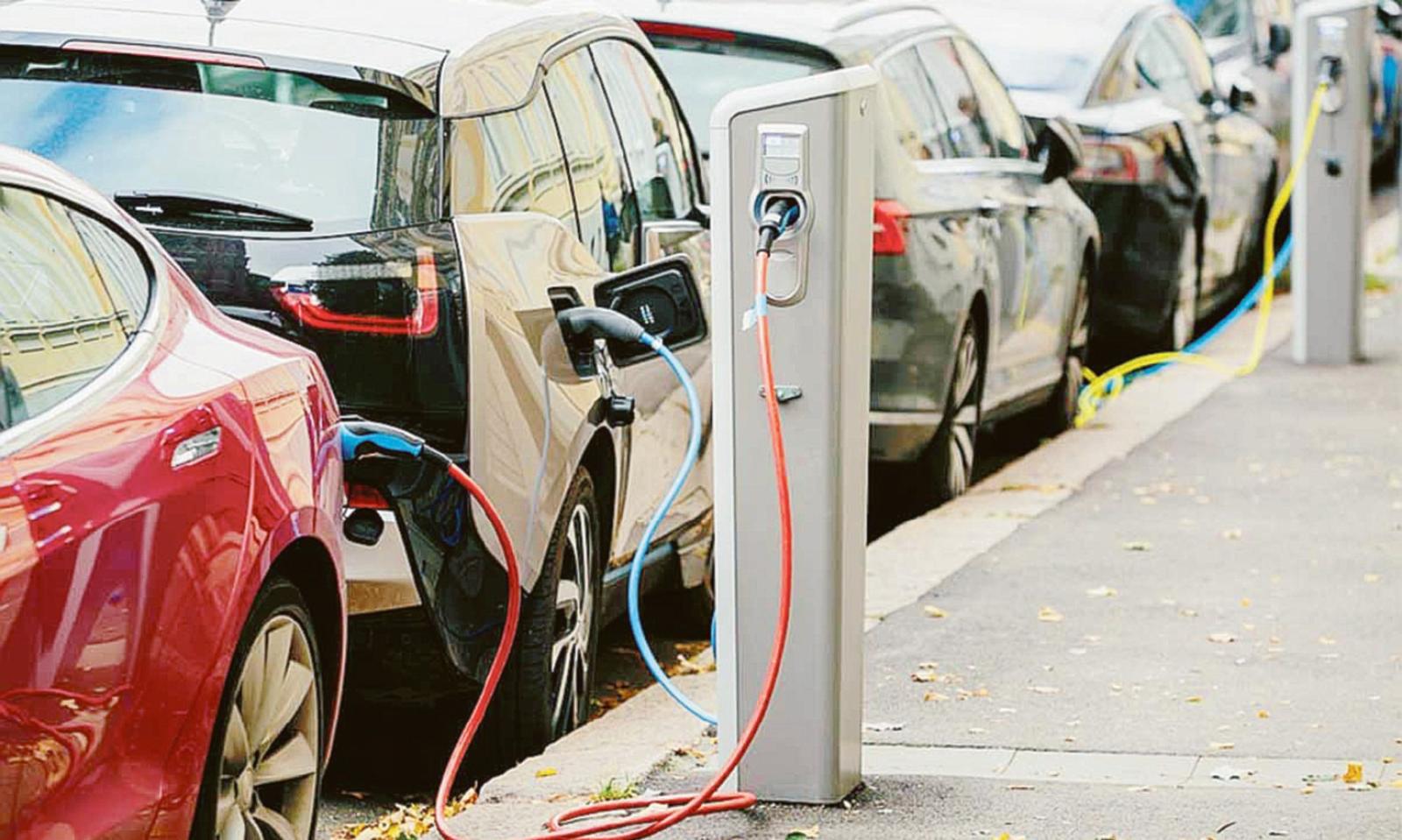 Le colonnine elettriche arrivano anche qua