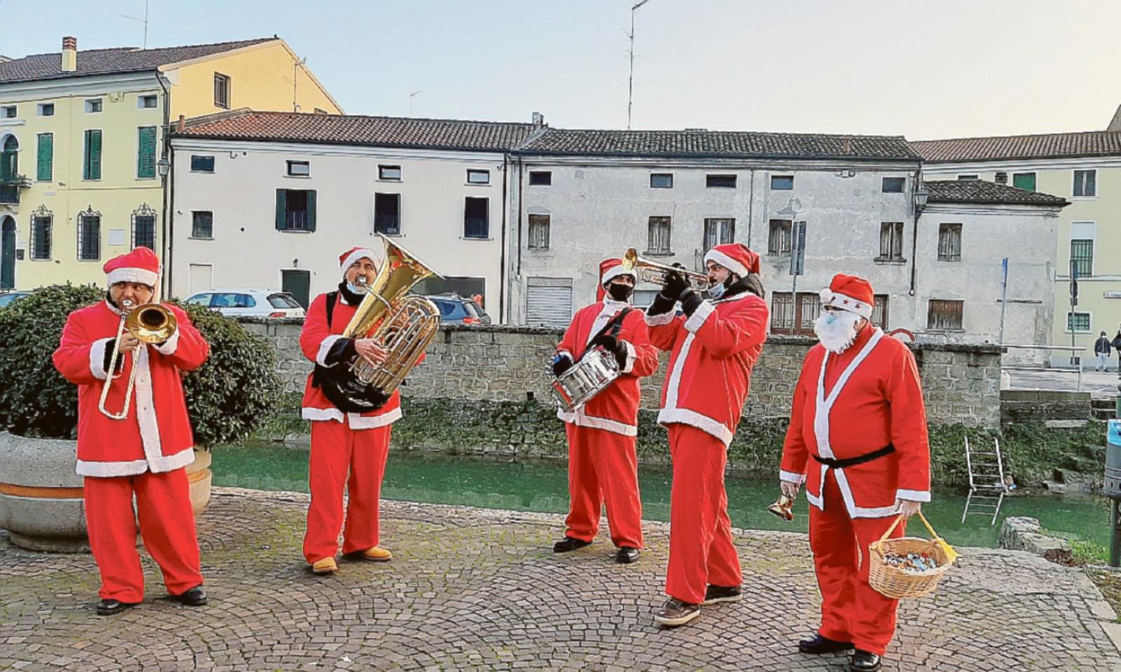 Babbi Natale in musica e monumenti da adottare