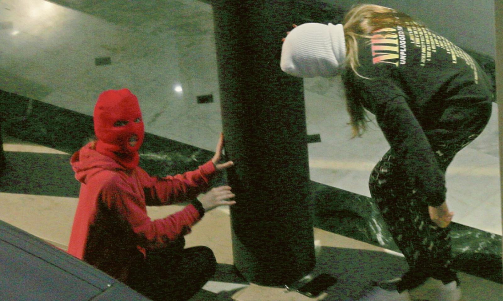 Le furbette del coprifuoco: con il passamontagna in giro a mezzanotte