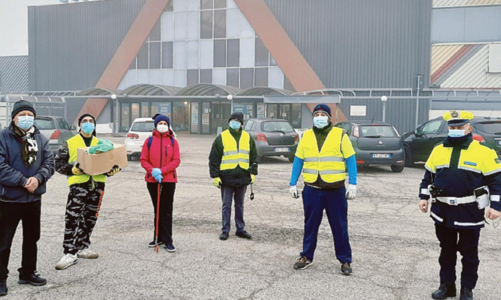 L'impresa di volontari: ripulita dai rifiuti l'area dell'ex Prisma