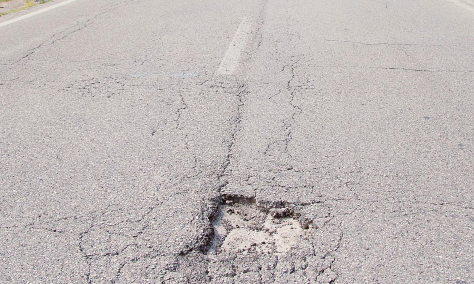 Cade in motorino in viale Porta Adige, 80enne fa causa al Comune per 135mila euro